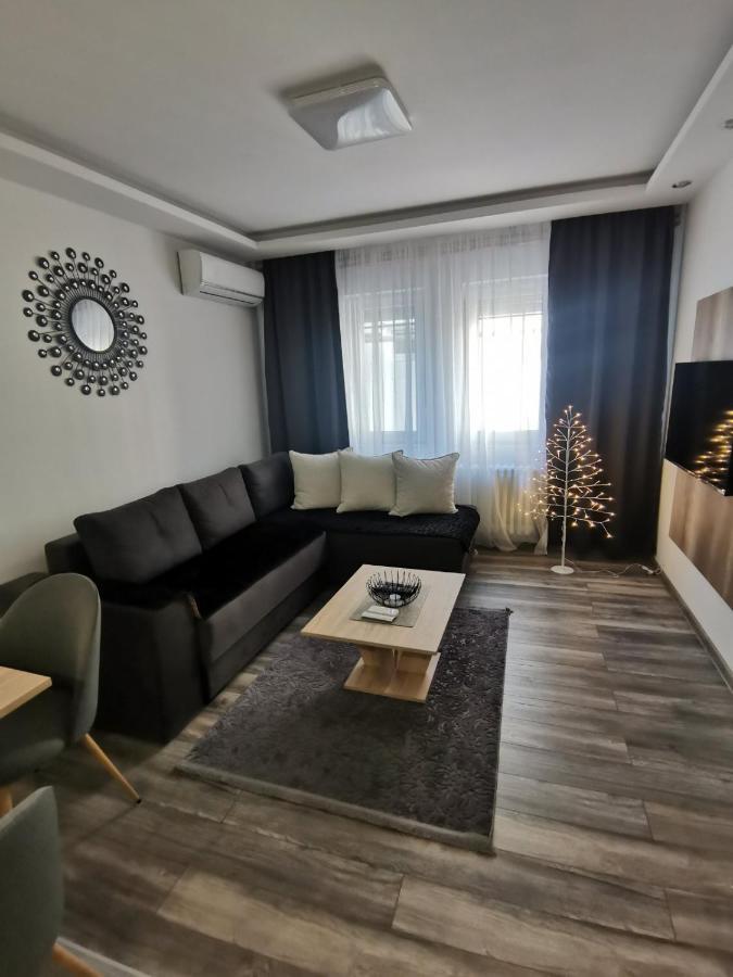 נובי סאד Apartments Isidora מראה חיצוני תמונה